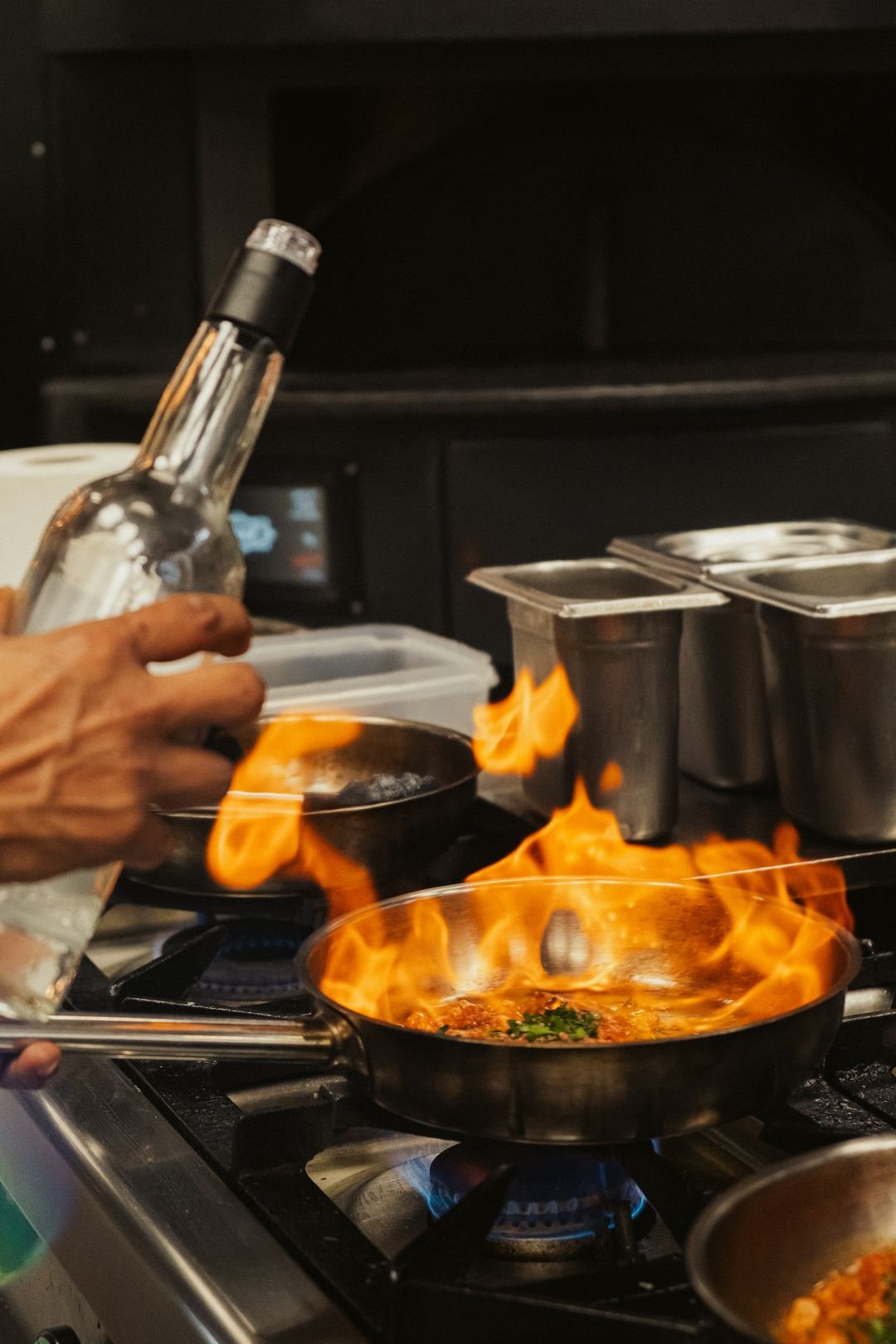 Uma frigideira em chama no fogão da cozinha