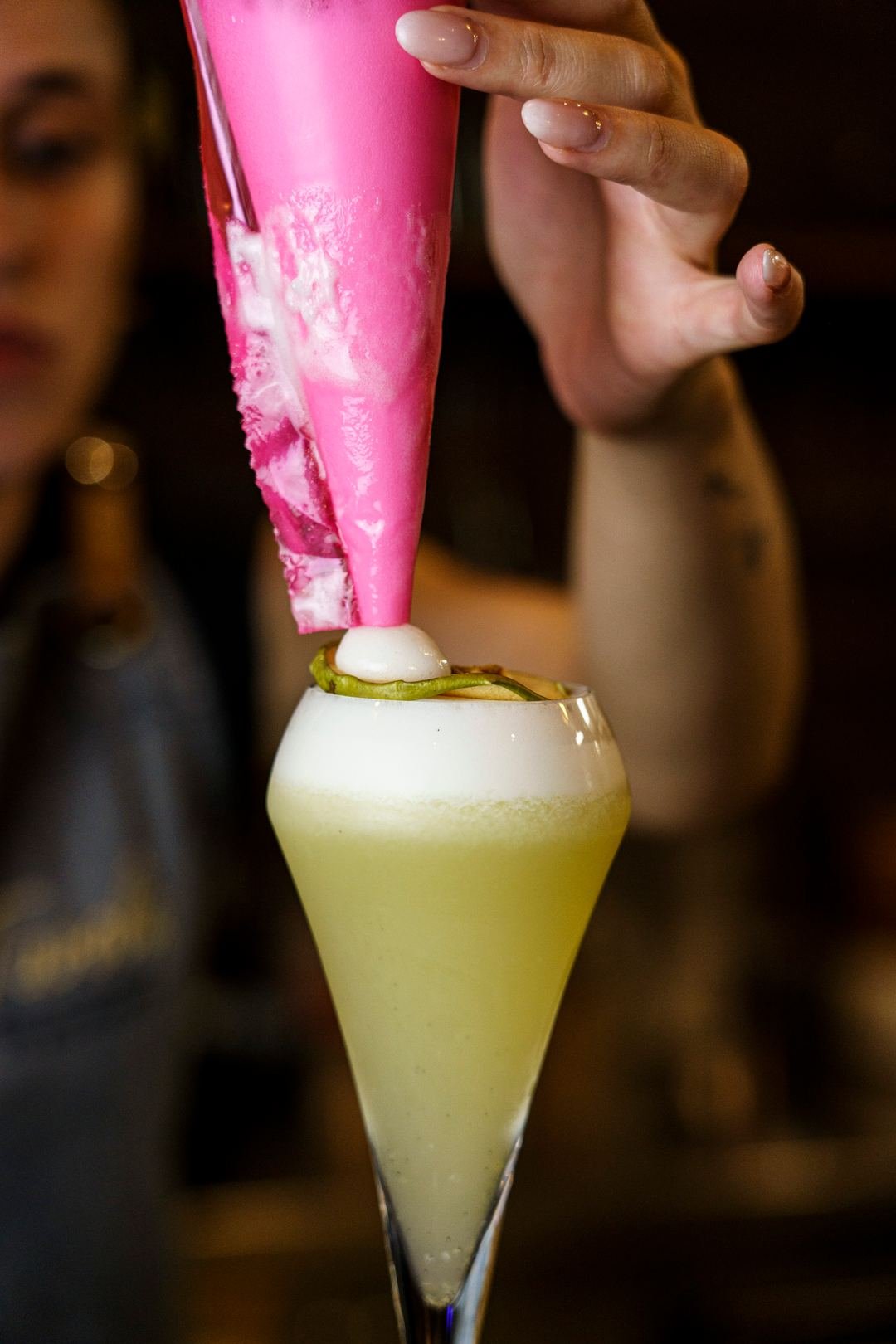 Um cocktail a ser finalizado ao balcão