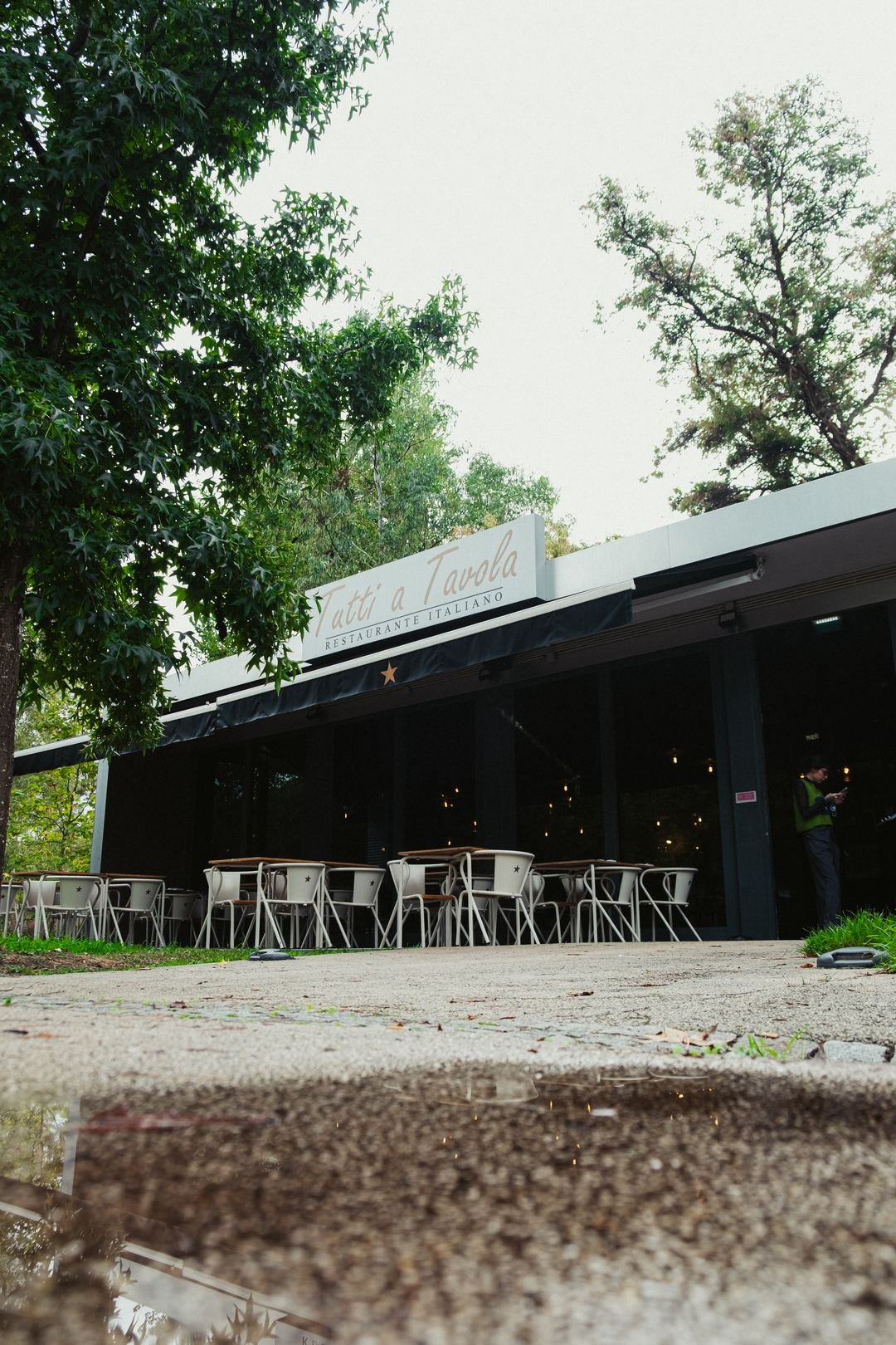 A esplanada do restaurante, pronta para receber um grupo no jardim