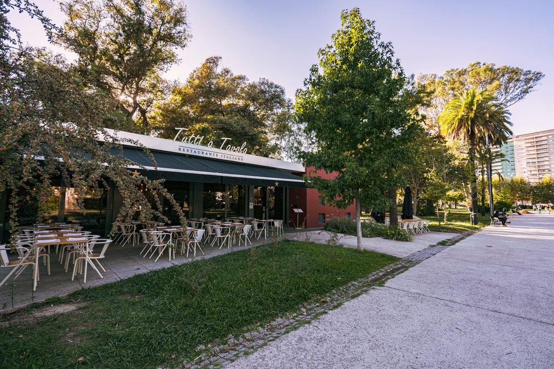 O restaurante e a esplanada no Jardim do Campo Grande, num fim de tarde