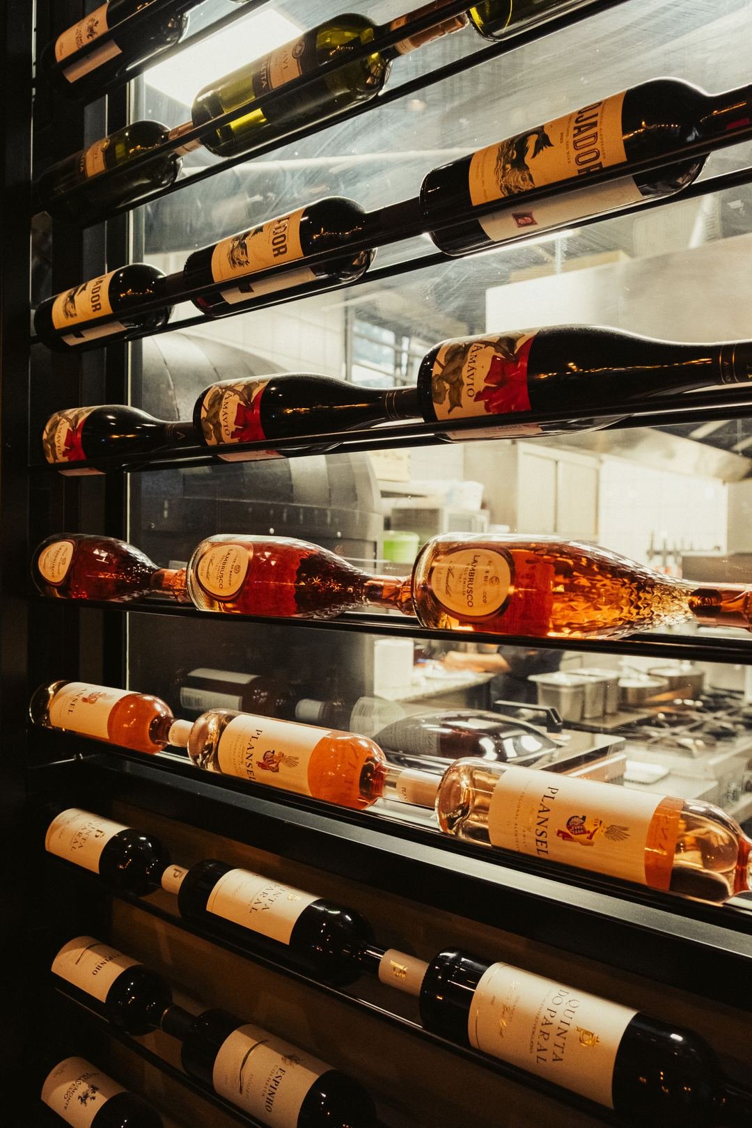 Garrafas de vinho italiano na garrafeira