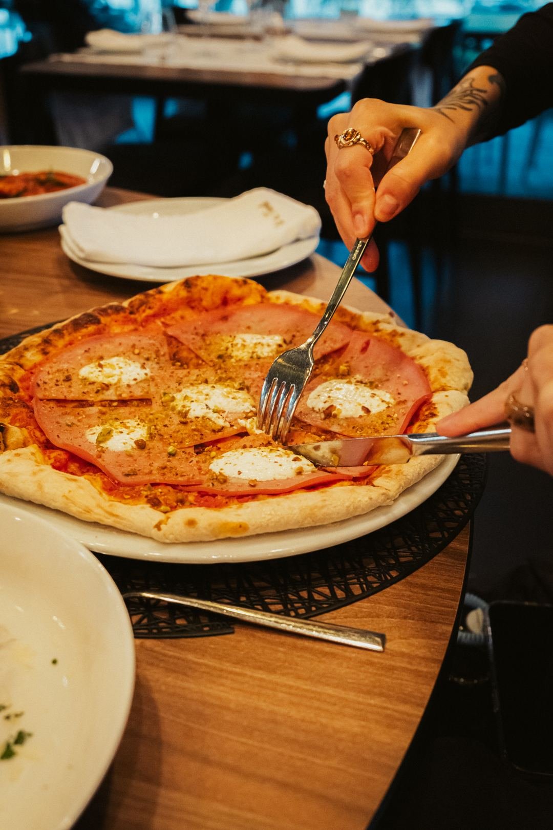 Pizza a ser partilhada à mesa